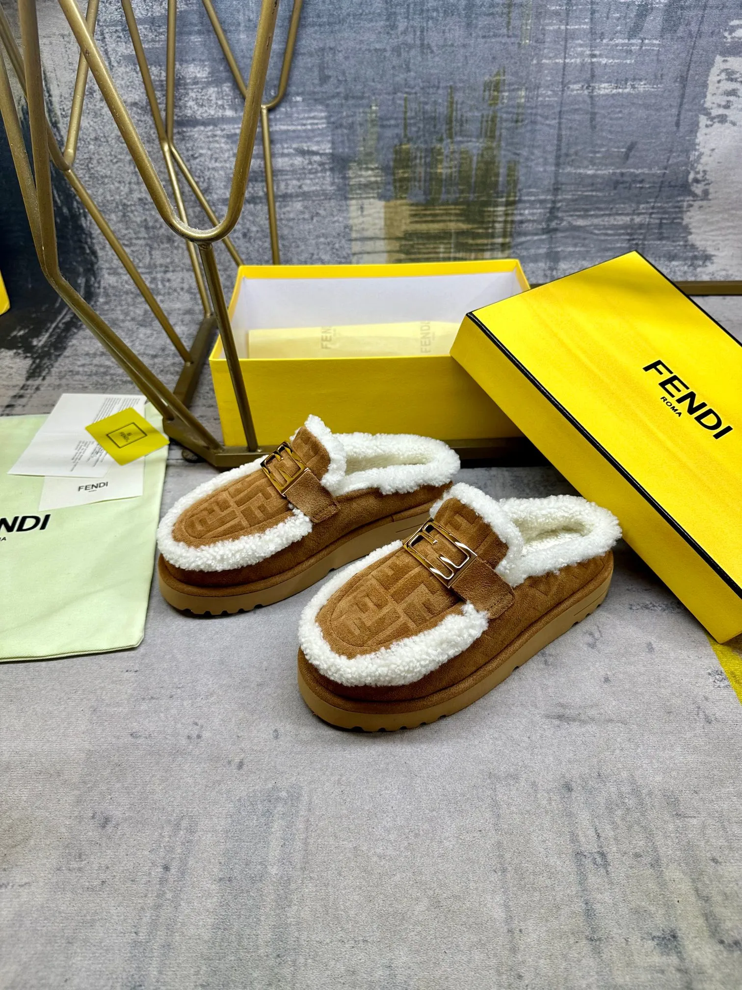 p560🐮🐮FENDI’s latest casual round toe flat half slippers. Made of black suede material and decorated with a tonal embossed FF pattern. Tonal shearling lining and trim. Decorated with Baguette hardware in gold-finish metal. Thick black non-slip sole with contrasting inlay and FENDI lettering on the heel. Women’s sizes 35-40, men’s sizes 39-45